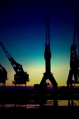 Силуэты портовых кранов обои