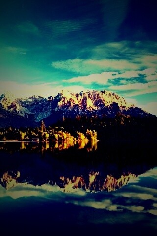 Горы отражаются в озере обои