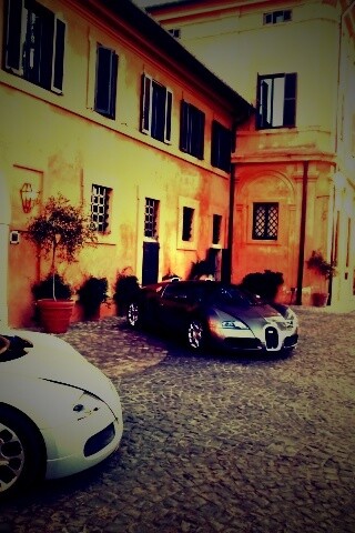 Два Бугатти у дома обои