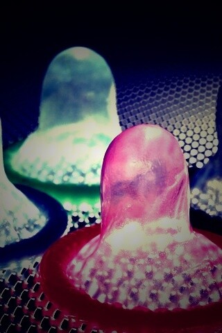 Разноцветные презервативы обои