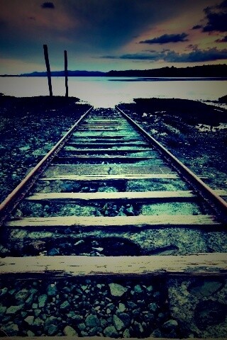 Рельсы обрывающиеся в воду обои