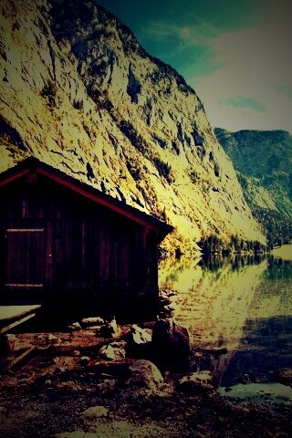 Лодный сарай на горном озере обои