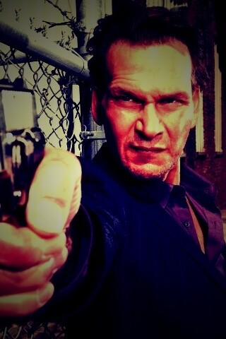 Патрик Суэйзи с пушкой обои