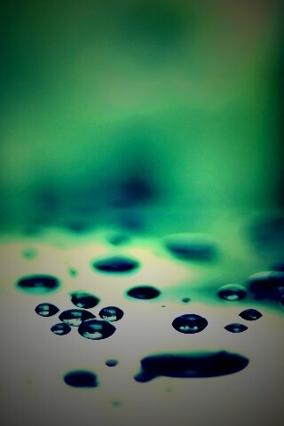 Темные капли на зеркальнйо поверхности обои