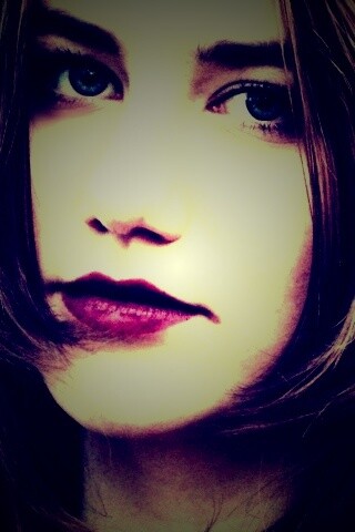 Взгляд голубоглазой девушки обои