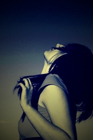 Взгляд брюнетки в небо обои