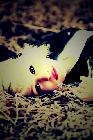 Блондинка лежащая на траве обои