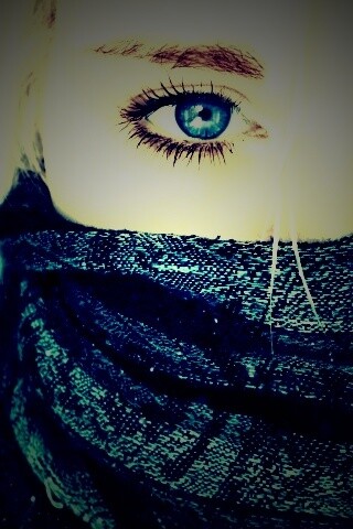 Блондинка с шарфом на лице обои