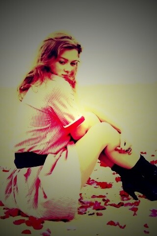 Девушка среди лепестков на пляже обои