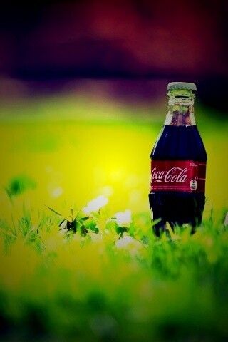 Кока-Кола на траве обои