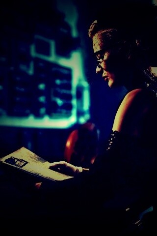 Витажная девушка в кафе обои