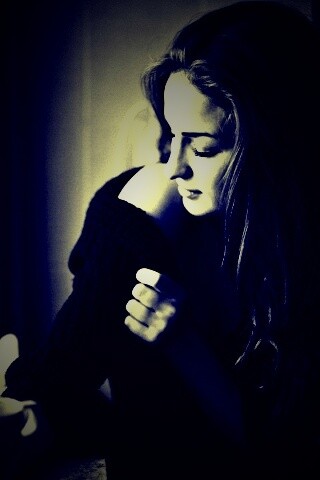 Обнаженное плечо и чашка кофе обои