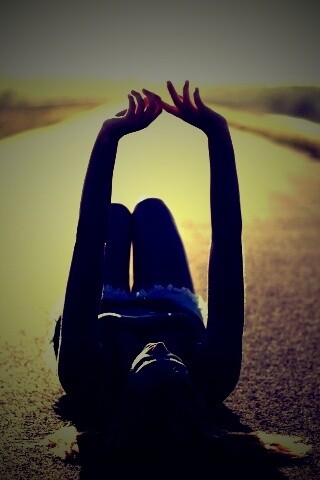 Девушка на асфальте обои