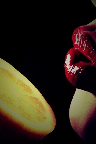 Лимон и губы обои