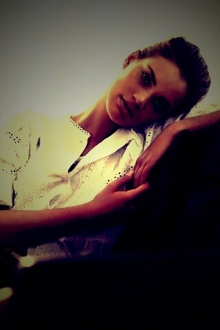 Девушка на диване обои