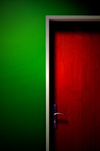 Дверь в стене обои