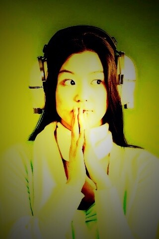 Японка в наушниках обои