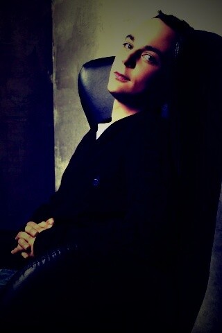 Джим Парсонс в крселе обои