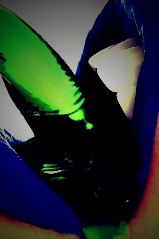 Пьющая девушка обои