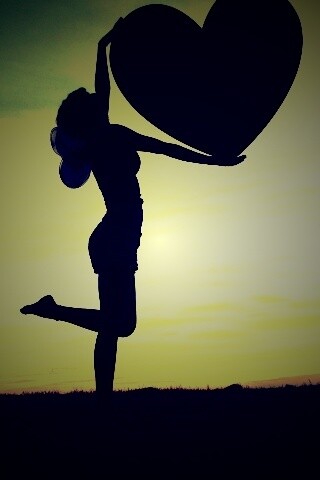 С сердцем в руках обои