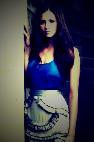 Девушка на лестнице обои