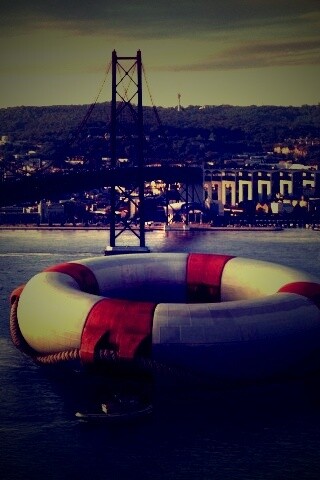 Огромный спасательный круг обои