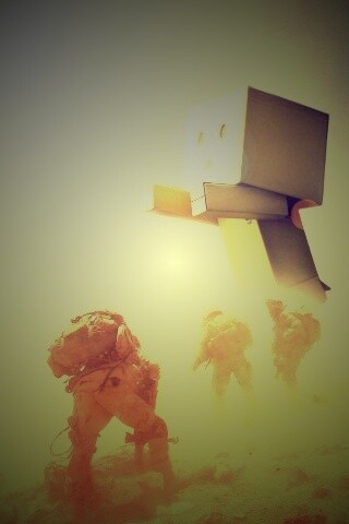 Картонный человек среди солдат обои