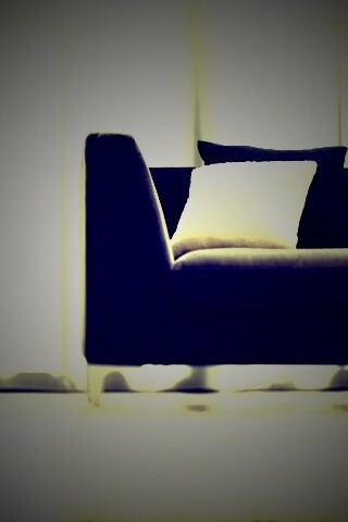 Диван с черной и белой подушками обои