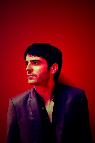 На красном фоне обои