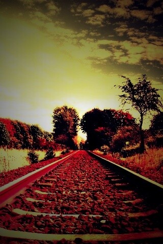 Уходящие в даль рельсы обои