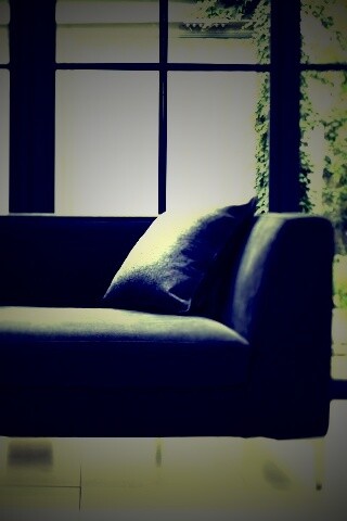 Диван в комнате обои