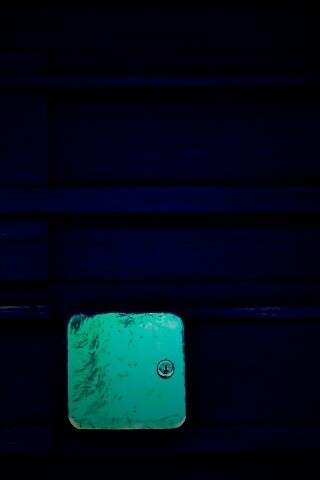 Коробка на деревянной стене обои