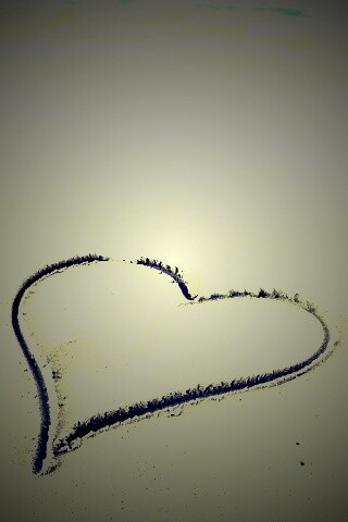 Аккуратное сердце на песке обои