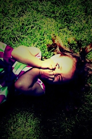 Девочка на траве обои