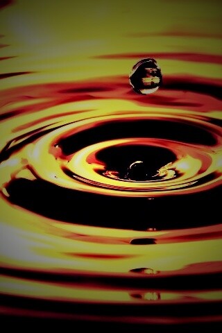 Капля падает в воду обои