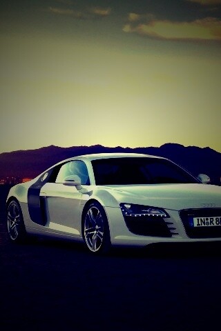 Белоснежная Ауди Р8 в пустыне обои