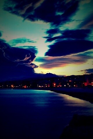 Красивый закат над городом у моря обои