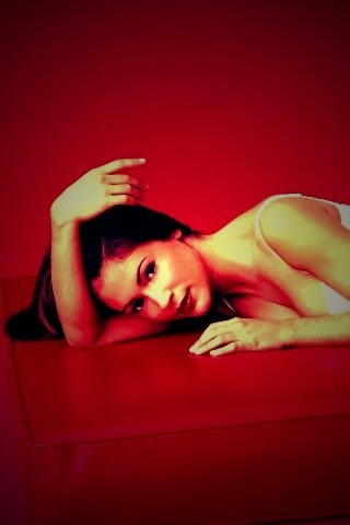 Алиса Милано на красном диване обои