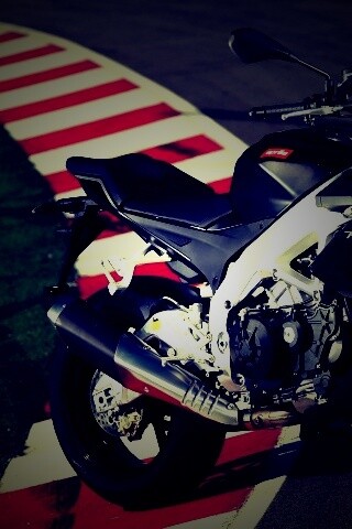 Спортивный мотоцикл Априлия на треке  обои