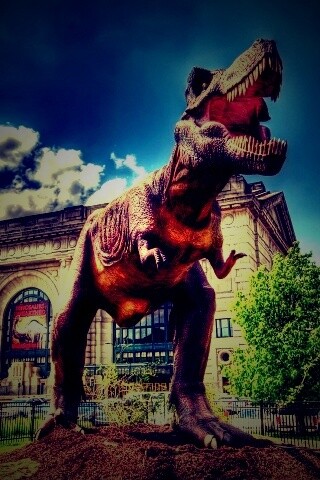 Скульптура динозавра рядом с музеем рептилий обои