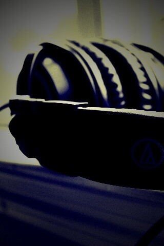 Наушники на подоконнике обои