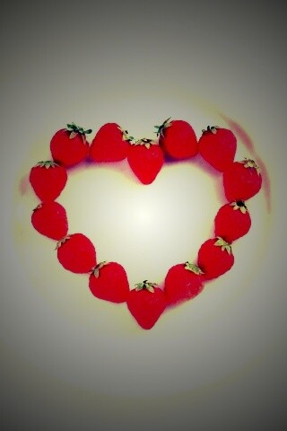Тарелка с сердечком из клубники обои