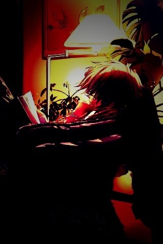 Парень чиатет книгу обои