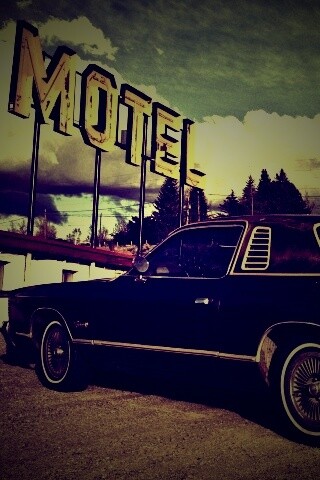 Олдскульный Dodge около мотеля обои