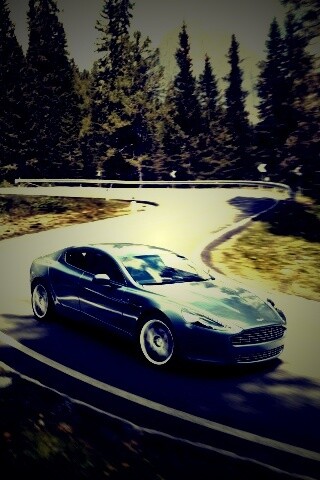 Астон мартин на лесной дороге обои