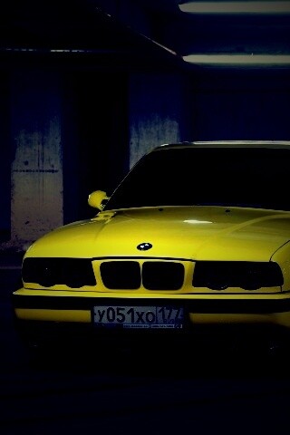 BMW M5 на стоянке обои