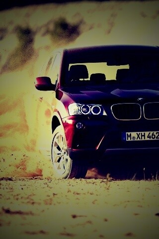 Кроссовер BMW в заносе обои