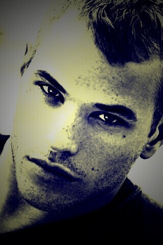 Келлан Латс обои