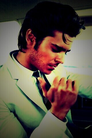 Мужчина прикуривает в машине обои