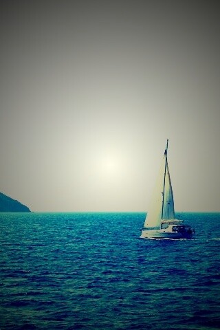 Яхта в море обои